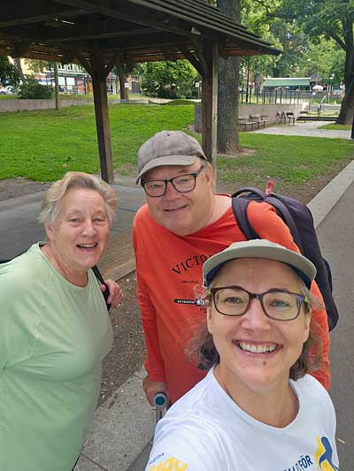 Glad trio falltränar i Vasaparken.