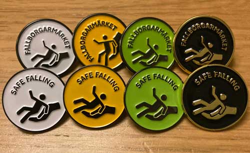 fallborgarmärken, vit, gul, grön och svart med gul – svenska och internationella.